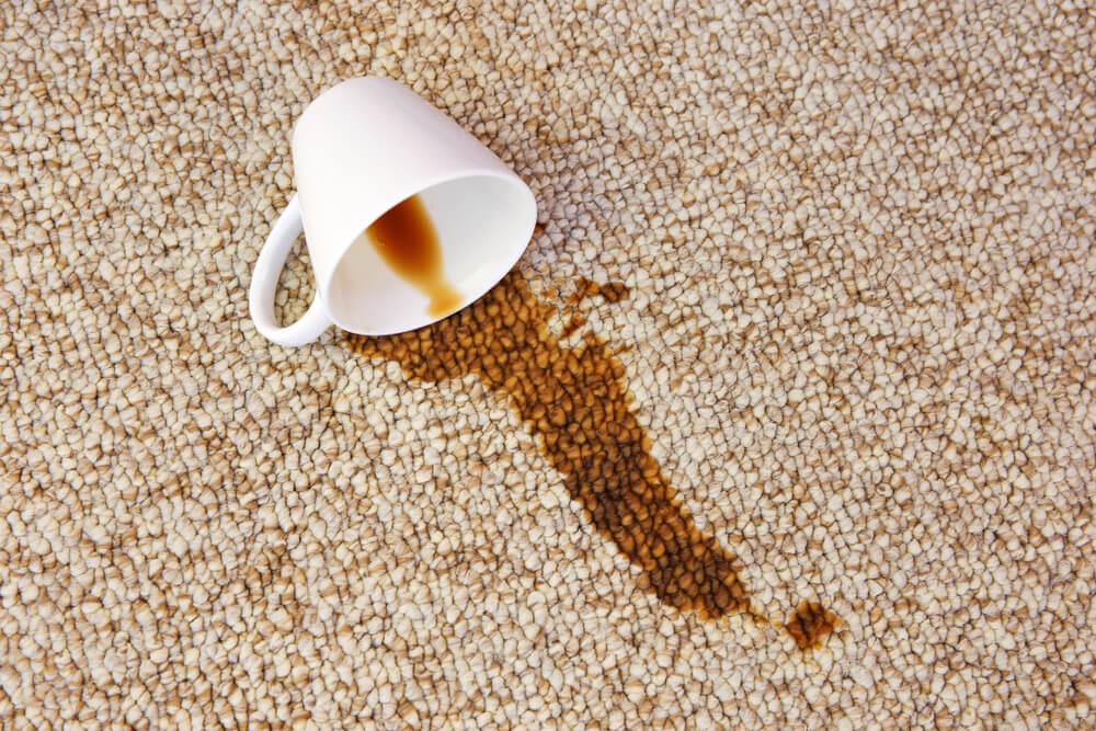 plama z kawy na dywanie